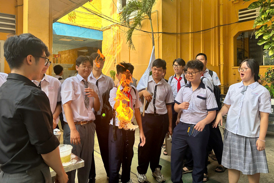 Học sinh khối 9 trải nghiệm các câu lạc bộ của Trường THPT Ten Lơ Man (TPHCM).