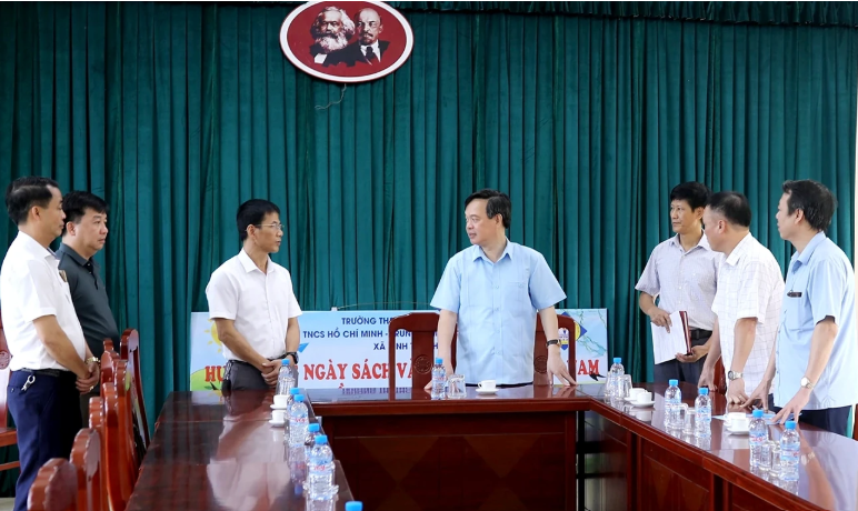 Ông Trịnh Thế Truyền - Giám đốc Sở GD&ĐT tỉnh Phú Thọ và đoàn công tác đã kiểm tra thực tế tại Trường Tiểu học - THCS Thung Nai. 2.png