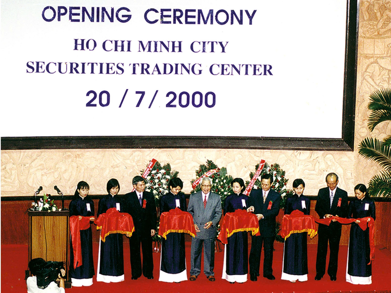 Lễ khai trương Trung tâm Giao dịch Chứng khoán TP. Hồ Chí Minh - dấu mốc TTCK Việt Nam chính thức đi vào hoạt động (ngày 20/7/2000.