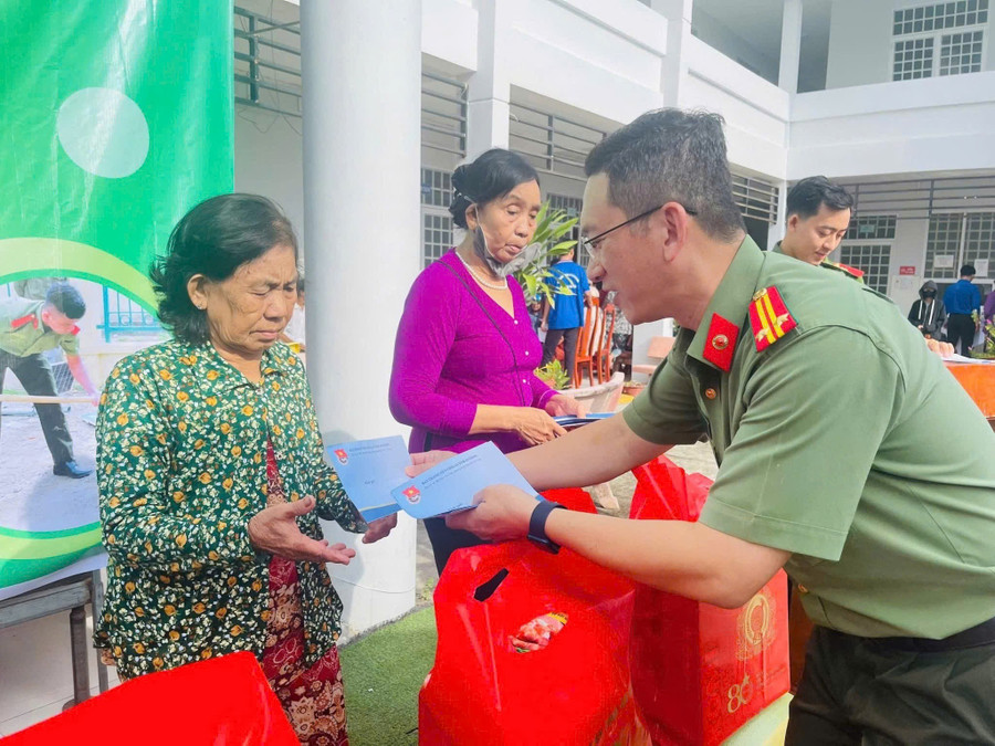 Trao túi an sinh cho gia đình chính sách, hộ đồng bào Khmer có hoàn cảnh khó khăn. 1000048797.jpg