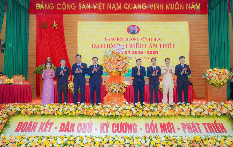 Ông Bùi Huy Vĩnh, Phó Bí thư Tỉnh ủy Phú Thọ (thứ 4 từ phải qua) tặng hoa chúc mừng đại hội. vp2.jpg