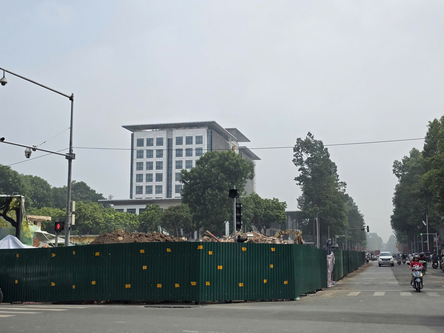 Theo ghi nhận, hệ thống cây xanh tại nút giao Hùng Vương - Nguyễn Thái Học đã được di dời. Song song đó, các đơn vị thi công đã dịch chuyển hệ thống hạ tầng kỹ thuật ngầm và nổi dọc tuyến. k4.jpg