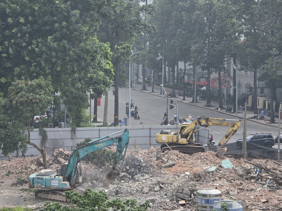 Công trình tại số 61 Trần Phú đang được khẩn trương tháo dỡ, công nhân đã bắt đầu thu dọn công trình được tháo dỡ k5.jpg