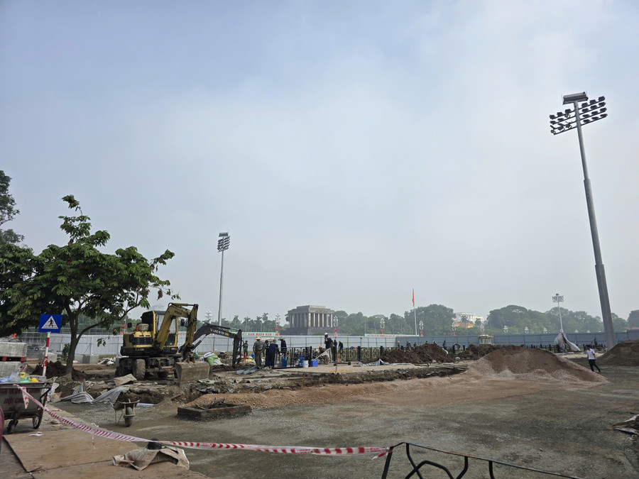 Tại đoạn giao cắt với phố Chùa Một Cột, vỉa hè và rào chắn cũng đang được chỉnh trang khẩn trương, đẩy nhanh tiến độ, đảm bảo dự án hoàn thành đúng hạn định trước ngày 15/8, kịp thời chào mừng Lễ kỷ niệm 80 năm Quốc khánh 2/9. k7.jpg