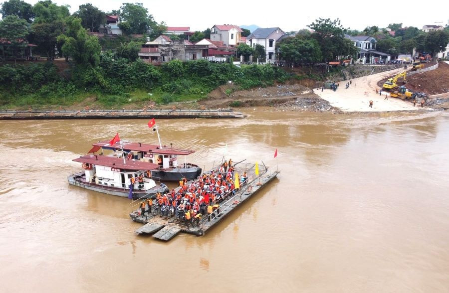Lữ đoàn 249 (Binh chủng Công binh) vận hành phà quân sự đưa Nhân dân qua sông Hồng.