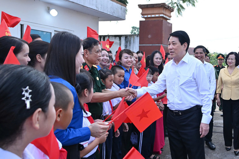 Chủ tịch nước Lương Cường với cán bộ, Nhân dân xã Quảng Hà.