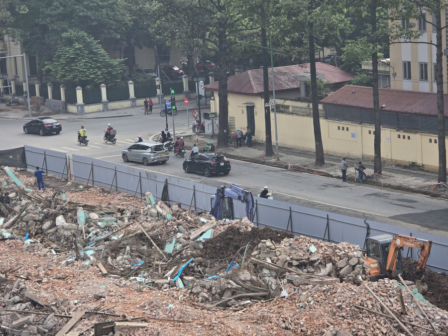 Theo kế hoạch, dự án sẽ được triển khai đồng bộ các giải pháp, phối hợp với các đơn vị kỹ thuật tổ chức di dời hệ thống hạ tầng kỹ thuật ngầm, nổi trên tuyến; Phối hợp với Trung tâm Quản lý hạ tầng kỹ thuật, Công ty TNHH MTV Công viên cây xanh Hà Nội để di chuyển cây xanh, tháo dỡ khối nhà hiện trạng tại số 61 Trần Phú, bảo đảm đúng tiến độ, đúng chỉ giới giải phóng mặt bằng trước 15/8. k2.jpg