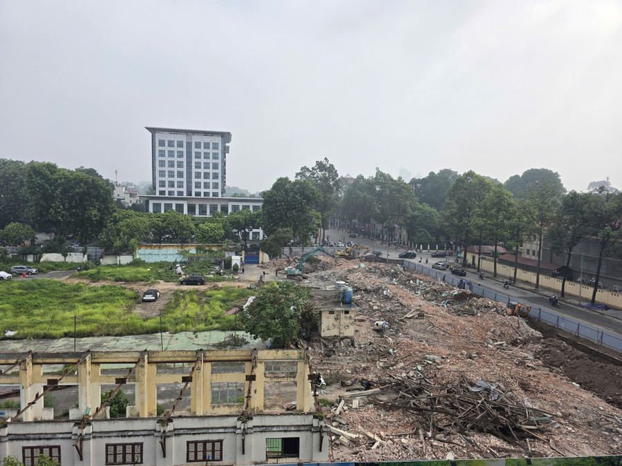 Thực hiện chỉ đạo của UBND TP Hà Nội, Ban Duy tu các công trình hạ tầng giao thông (Sở Xây dựng) đang đẩy nhanh tiến độ thi công dự án mở rộng đường Hùng Vương, đoạn từ phố Trần Phú đến Nguyễn Thái Học để thực hiện các nhiệm vụ trọng tâm của Trung ương, trong đó có Lễ diễu binh, diễu hành kỷ niệm 80 năm Cách mạng tháng Tám thành công và Quốc khánh 2/9. k1.jpg