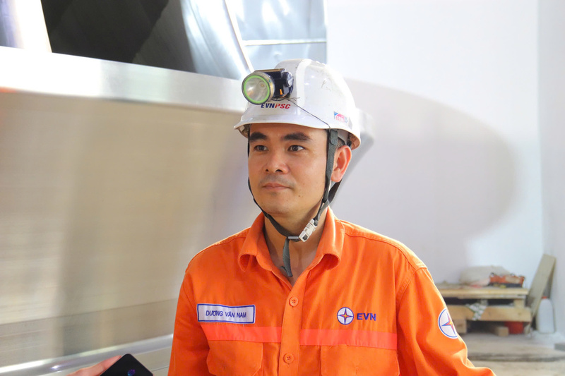 Anh Dương Văn Nam, cán bộ tư vấn giám sát thuộc Công ty Thủy điện Hòa Bình. Ảnh: Thanh Tuấn