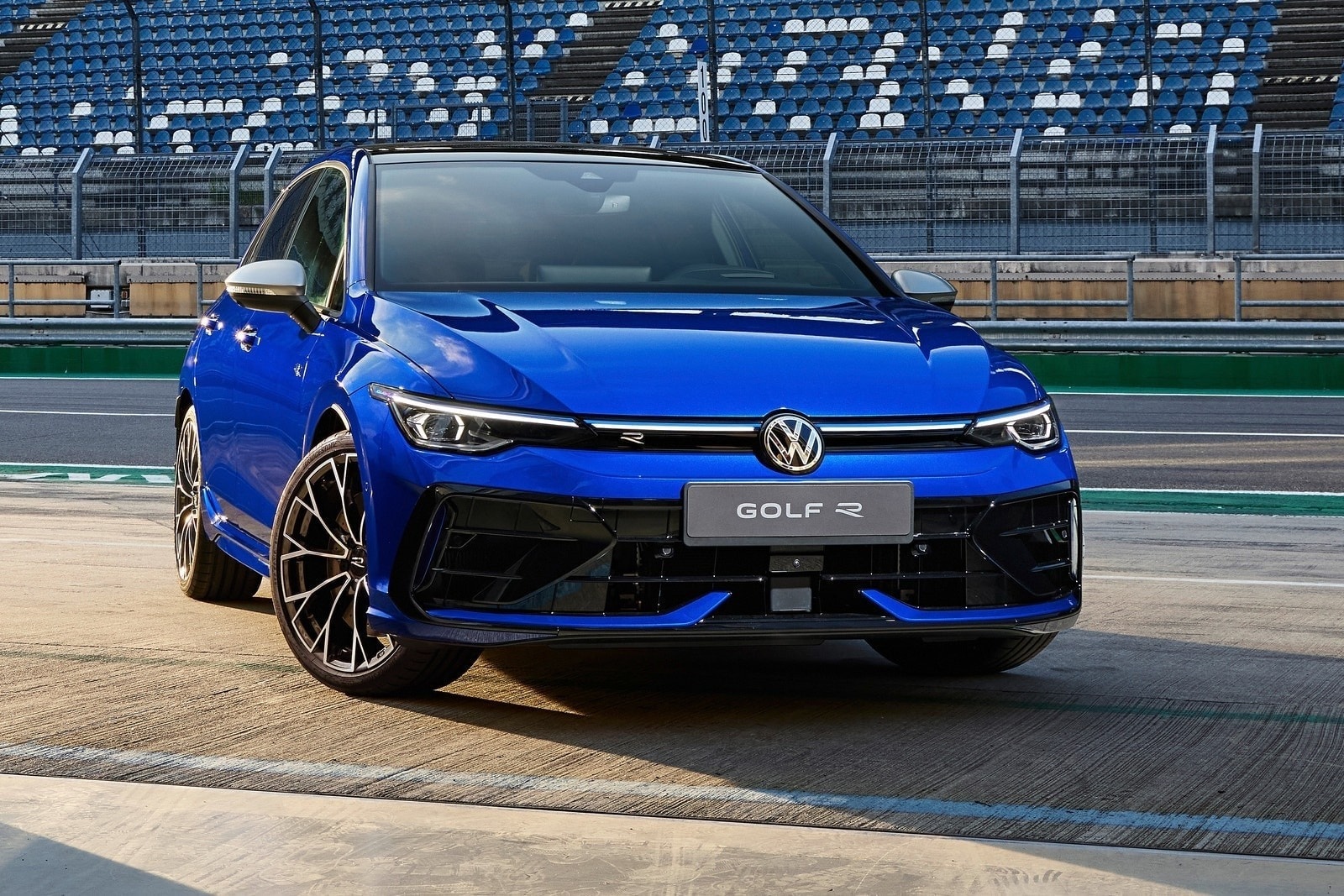 Phiên bản hiệu năng cao Volkswagen Golf R Line - Ảnh: Edmunds