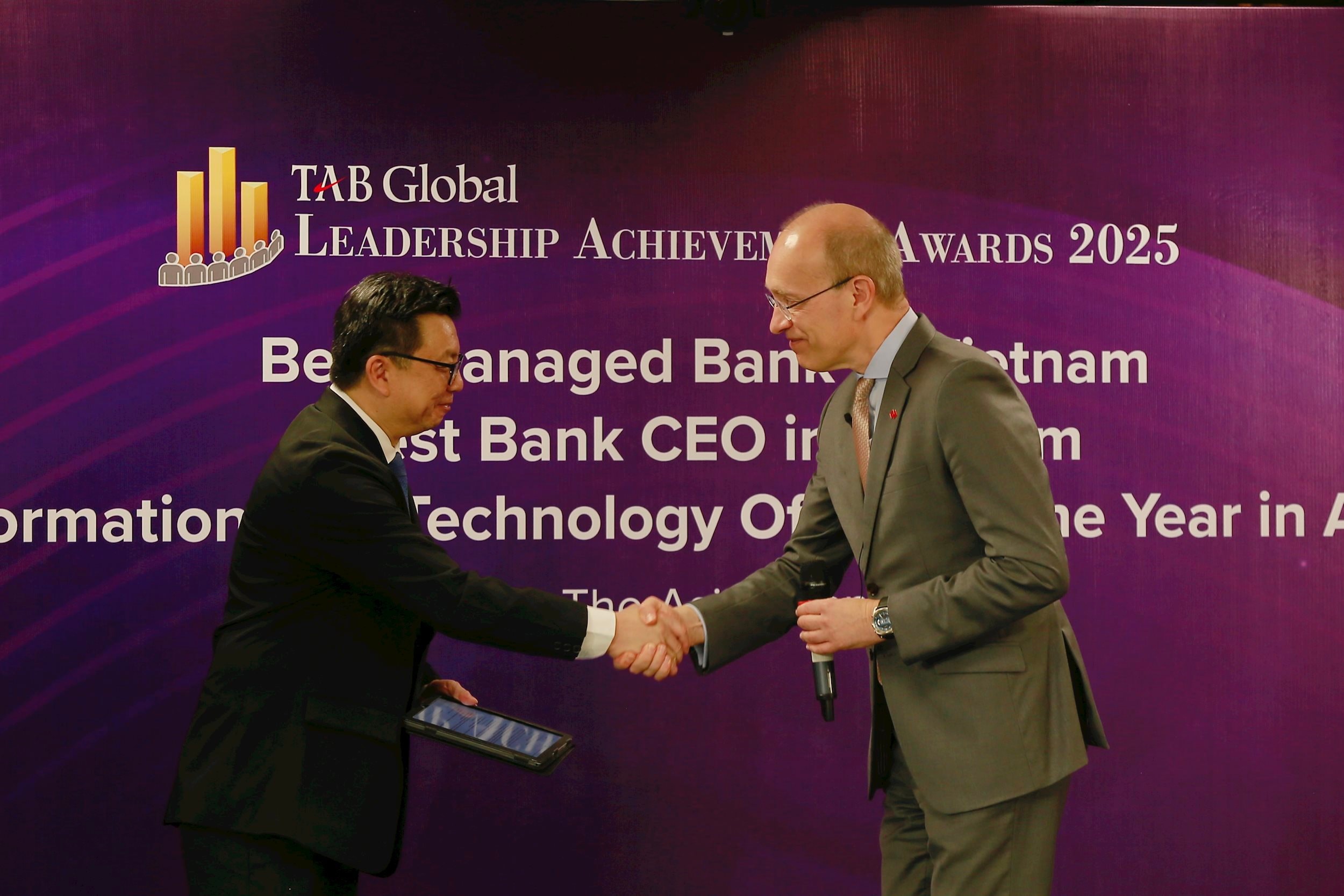 CEO trong buổi nhận giải từ TAB