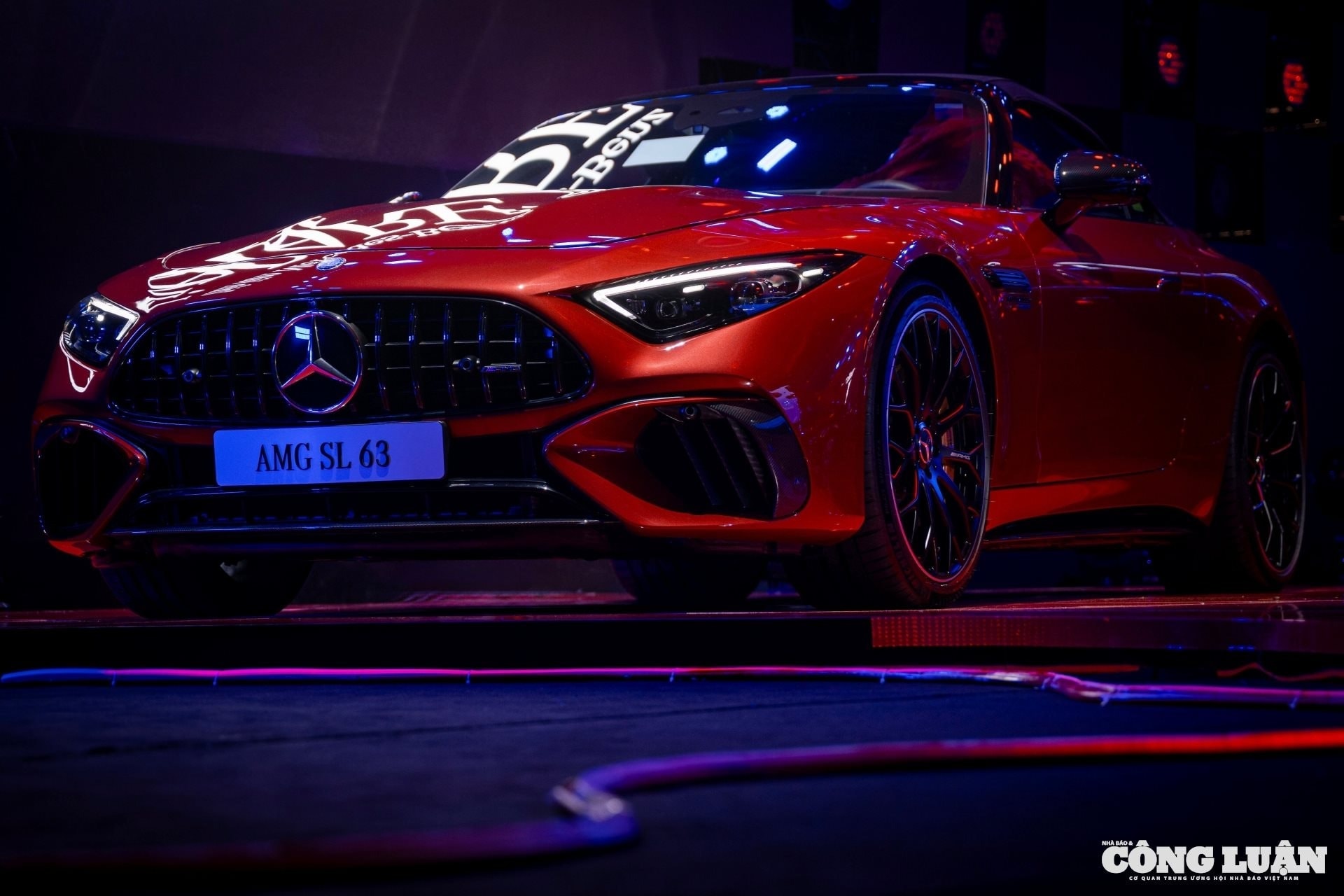 Mẫu sedan thể thao hiệu năng cao Mercedes-AMG SL 63 S E Performance.