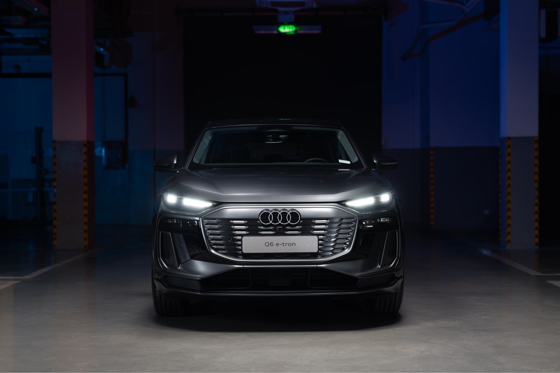 Mẫu SUV thuần điện Audi Q6 e-tron 2025.