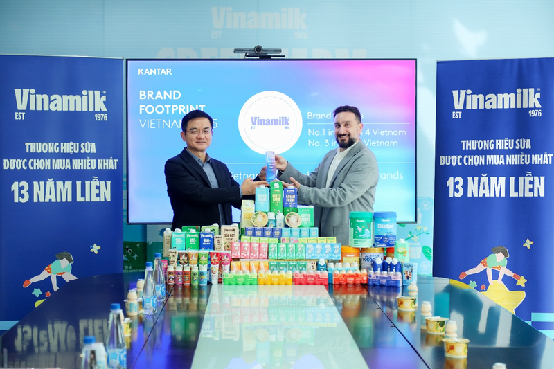 Ông Nguyễn Quang Trí, Giám đốc điều hành Marketing Vinamilk (bên trái), nhận danh hiệu thương hiệu sữa được chọn mua nhiều nhất năm thứ 13 liên tiếp. Ảnh: Nguyên Phương