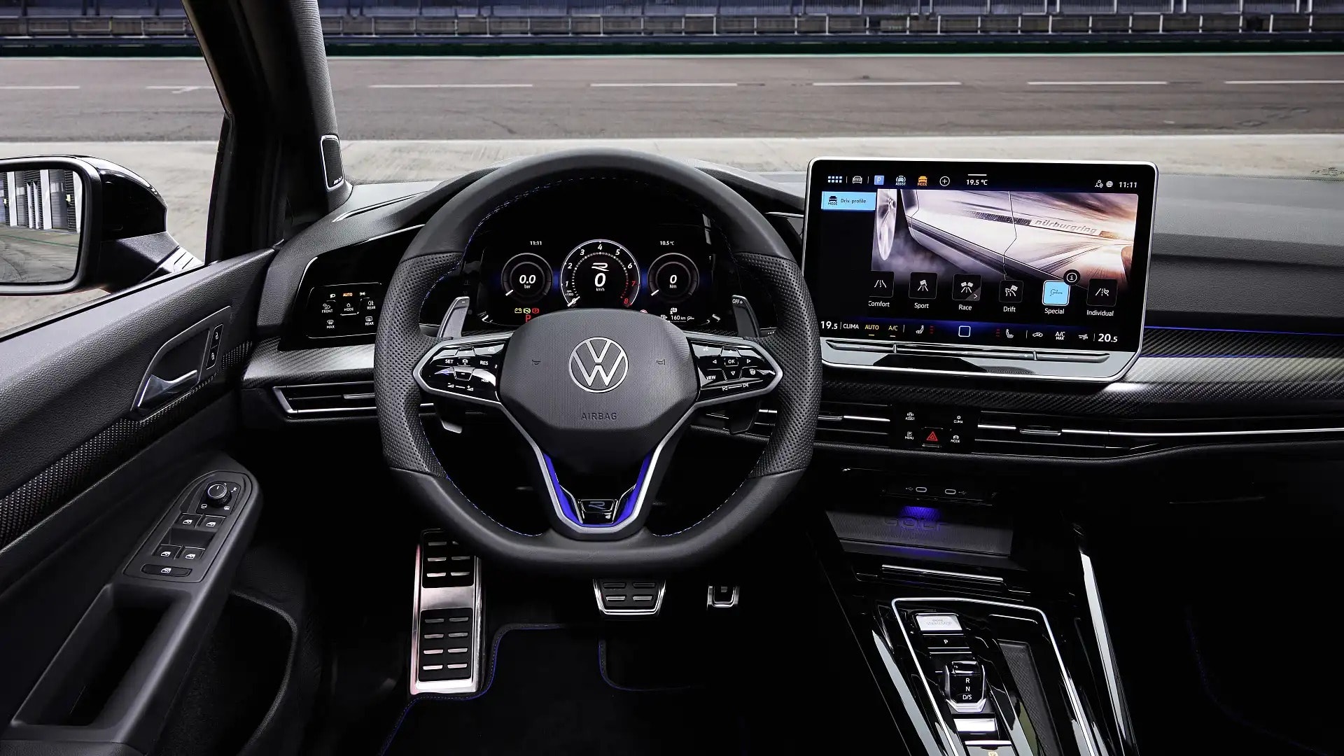 Thiết kế khoang lái của phiên bản VW Golf R Line - Ảnh: Edmunds