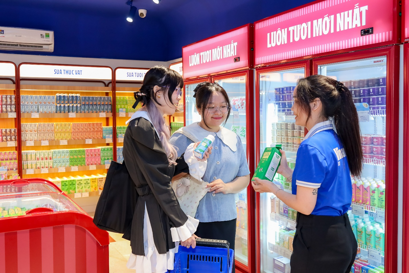 Đổi mới sản phẩm, “thay áo” các cửa hàng theo nhận diện thương hiệu mới giúp Vinamilk tiếp cận tốt hơn đến người tiêu dùng, tác động tích cực đến kết quả kinh doanh. Ảnh: Nguyên Phương