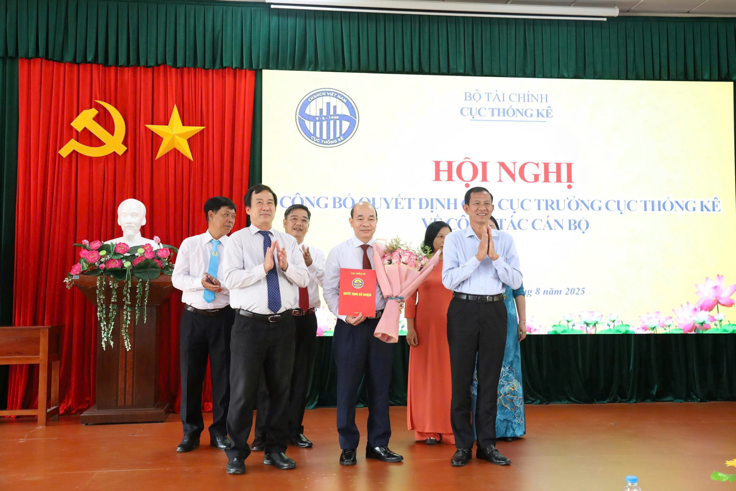 Trưởng Thống kê tỉnh Vĩnh Long Nguyễn Văn Toàn nhận Quyết định và hoa chúc mừng của Phó Cục trưởng Cục Thống kê Nguyễn Trung Tiến (hàng đầu, bên trái) và Ủy viên Ban Thường vụ Tỉnh ủy, Phó Chủ tịch Thường trực UBND Tỉnh Vĩnh Long Đặng Văn Chính (hàng đầu, bên phải).