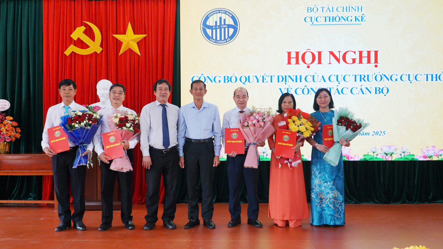 Phó Cục trưởng Cục Thống kê Nguyễn Trung Tiến và Ủy viên Ban Thường vụ Tỉnh ủy, Phó Chủ tịch Thường trực UBND tỉnh Vĩnh Long Đặng Văn Chính. chúc mừng Lãnh đạo Thống kê tỉnh Vĩnh Long mới được bổ nhiệm.