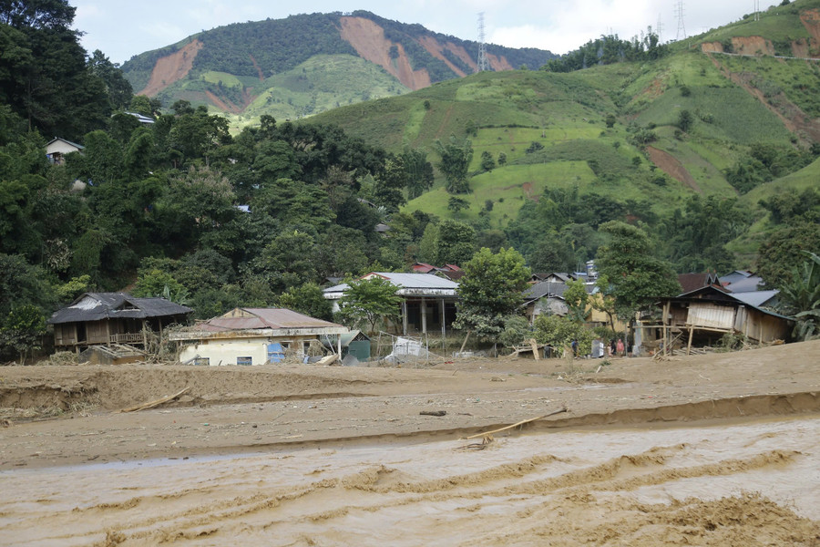 Xã Na Son hoang tàn sau trận lũ quét. mua-lu-dien-bien-4.jpg