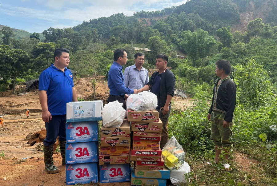 Tỉnh đoàn Điện Biên thăm hỏi và trao quà hỗ trợ cho người dân vùng lũ. 526910196-2252356475201530-3145652550866702684-n.jpg