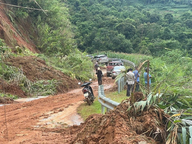 Quốc lộ 12, tuyến đường huyết mạch kết nối khu vực, xuất hiện nhiều điểm sạt lở nghiêm trọng, gây ách tắc giao thông.
