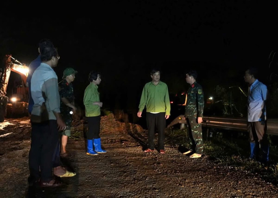 Ông Lò Văn Cương, Phó Chủ tịch UBND tỉnh Điện Biên (thứ 3 bên trái) chỉ đạo các lực lượng xuyên đêm thông đường để sớm tiếp cận với tâm lũ Tìa Dình. lo-van-cuong.jpg