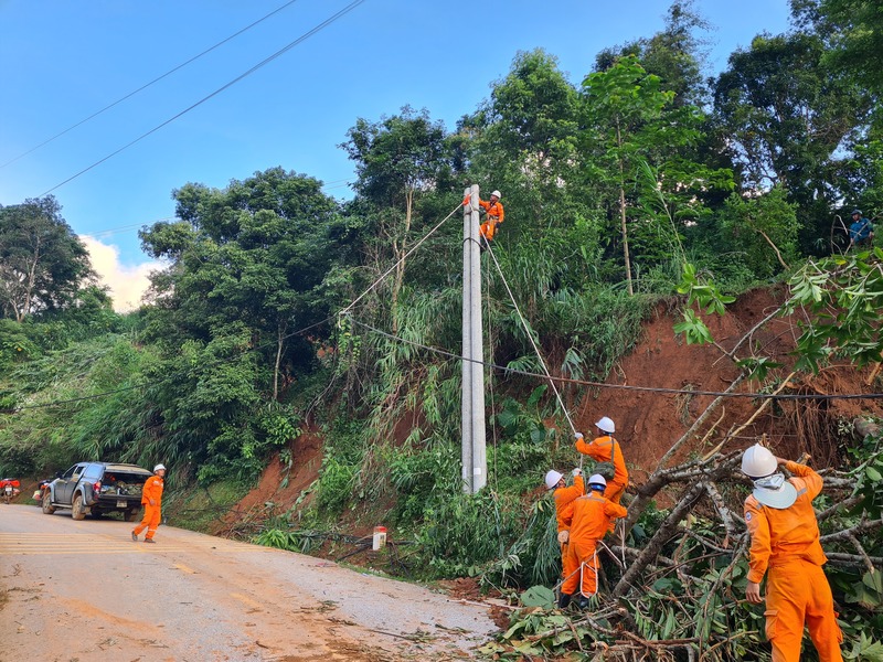 Bằng tinh thần quyết tâm cao, bất kể ngày đêm, cán bộ công nhân ngành điện đã bám sát hiện trường, khẩn trương cấp điện trở lại cho bà con. Ảnh: CTV