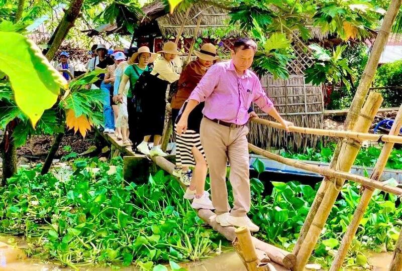 Du khách tham quan trải nghiệm đi cầu khỉ và được khám phá nhiều tò chơi dân gian tại Khu du lịch Cồn Sơn (Cần Thơ).