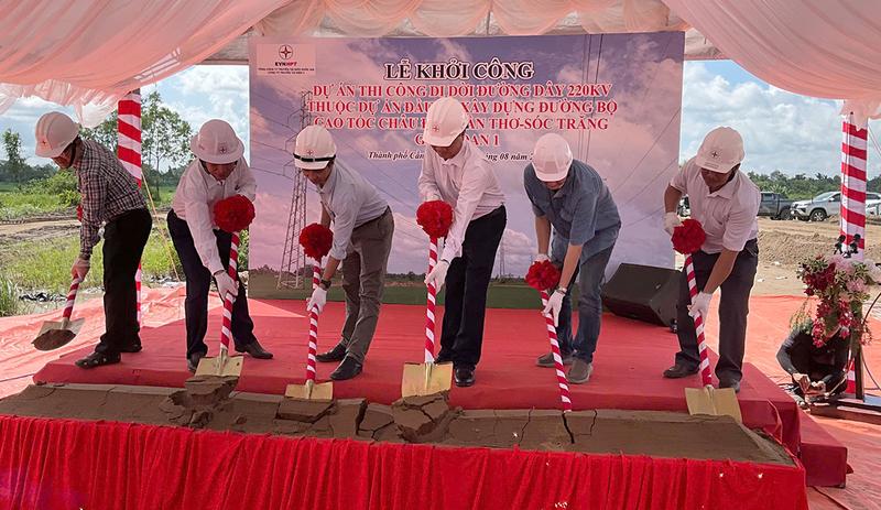 Các đại biểu thực hiện nghi thức khởi công