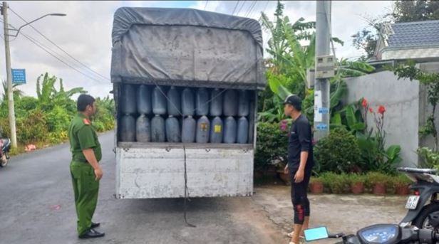 Hơn 13 tấn dầu ăn không rõ xuất xứ bị Công an phường Cái Vồn kiểm tra và lập biên bản. Ảnh: Công an tỉnh Vĩnh Long