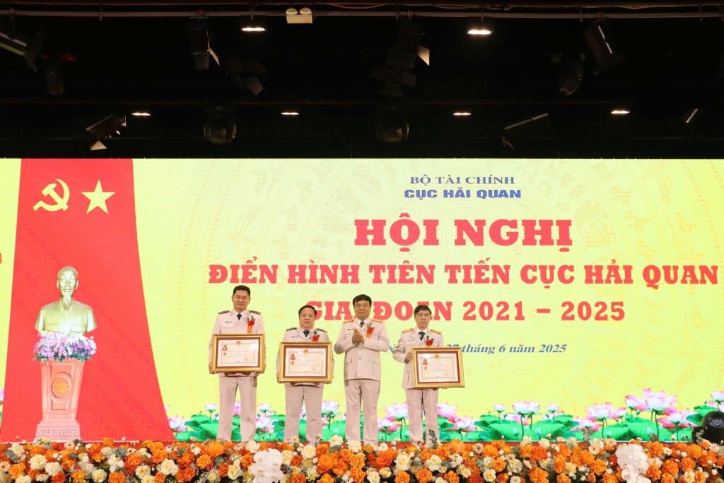 Cục trưởng Cục Hải quan Nguyễn Văn Thọ (thứ 2 bên phải qua) thừa ủy quyền trao Huân chương Chiến công cho 3 cá nhân có thành tích xuất sắc. Ảnh: Quang Hùng.