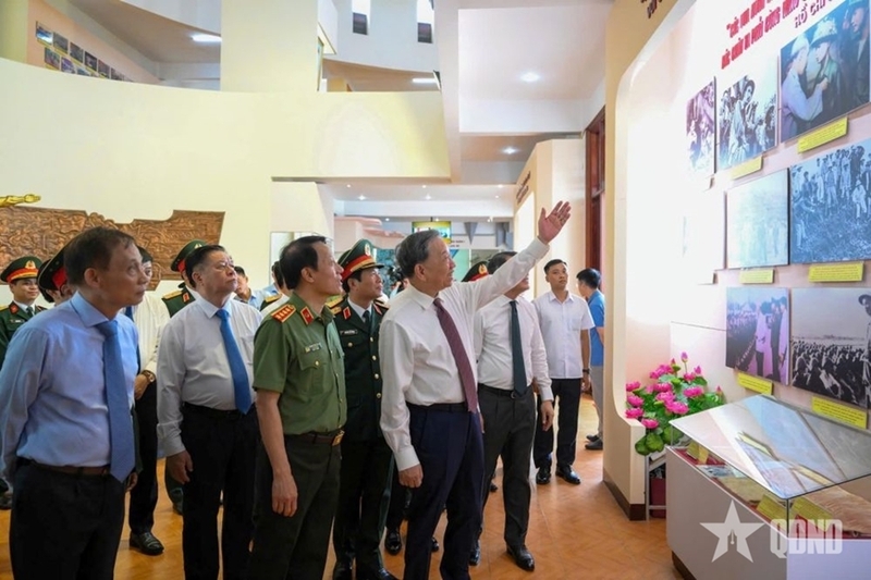 Tổng Bí thư Tô Lâm và các đại biểu tham quan Bảo tàng Quân đoàn 12. Ảnh: QĐND