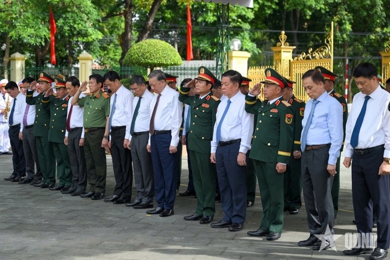 Tổng Bí thư Tô Lâm và các đại biểu dâng hương tưởng niệm các Anh hùng liệt sĩ Quân đoàn 12. Ảnh: QĐND