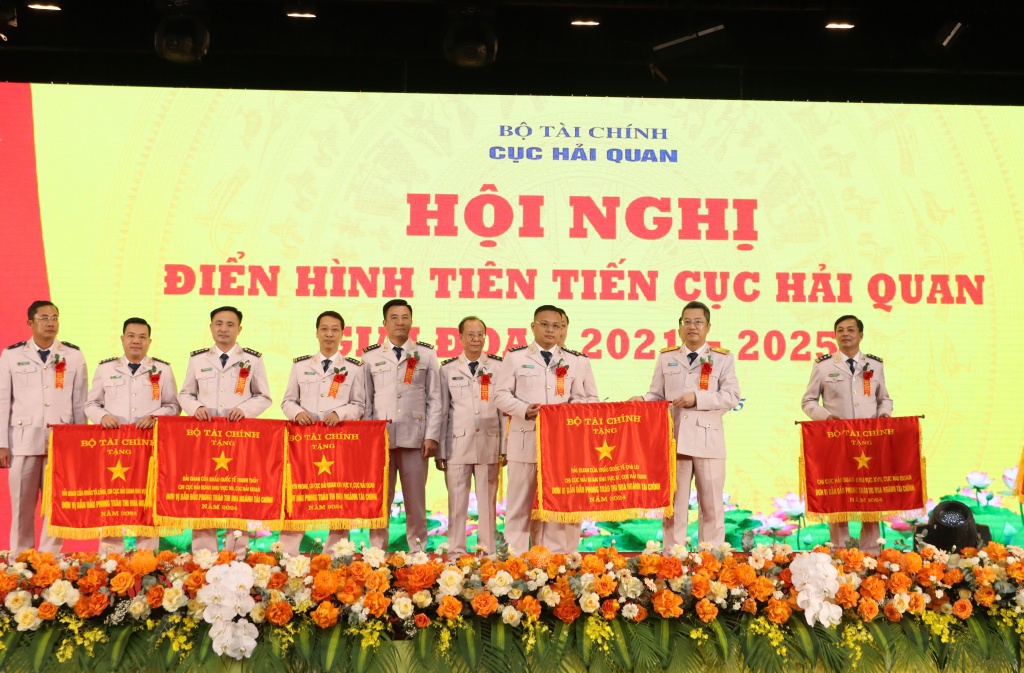 Phó Cục trưởng Cục Hải quan Âu Anh Tuấn (thứ 2 bên phải sang), thừa ủy quyền trao Cờ thi đua của Bộ Tài chính tặng tập thể có thành tích xuất sắc. Ảnh: Quang Hùng.