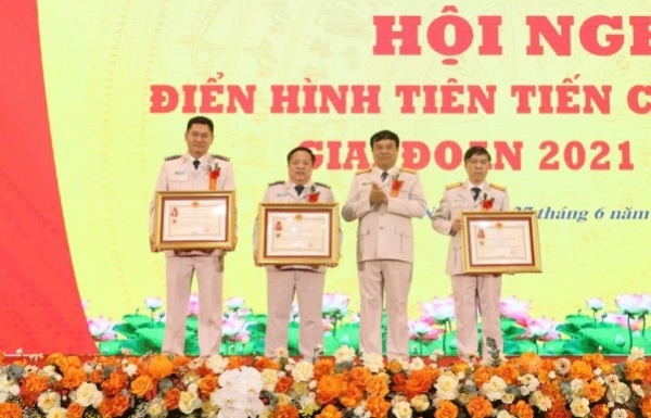 Cục trưởng Cục Hải quan Nguyễn Văn Thọ (thứ 2 bên phải qua) thừa ủy quyền trao Huân chương Chiến công cho 3 cá nhân có thành tích xuất sắc. Ảnh: Quang Hùng.