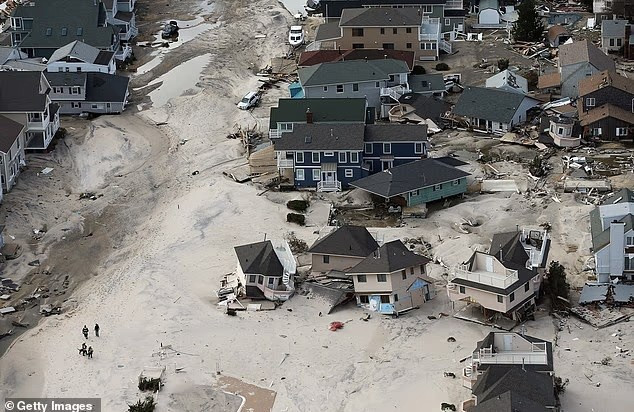 Siêu bão Sandy đổ bộ vào New Jersey vào ngày 31/10/2012. AccuWeather cảnh báo rằng một cơn bão thậm chí còn tồi tệ hơn sắp ập đến khu vực này