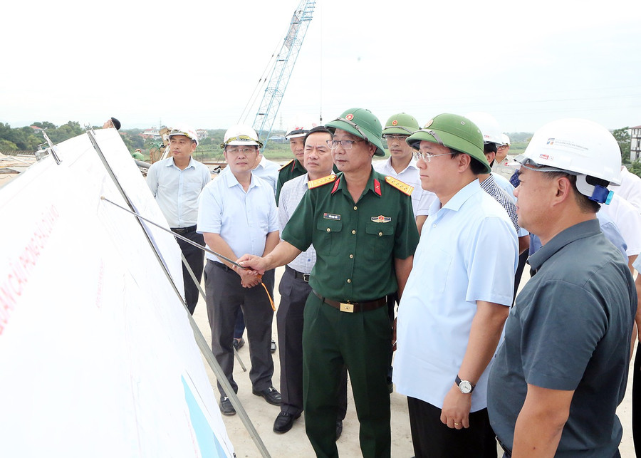 Chủ tịch UBND tỉnh Phú Thọ Trần Duy Đông kiểm tra tiến độ thi công cầu Phong Châu mới.