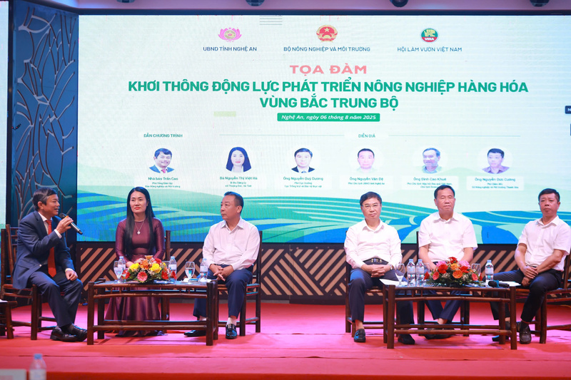 Diễn đàn “Kết nối sản xuất và tiêu thụ nông sản các tỉnh vùng Bắc Trung Bộ” diễn ra sáng 6/8. Ảnh: NNVN