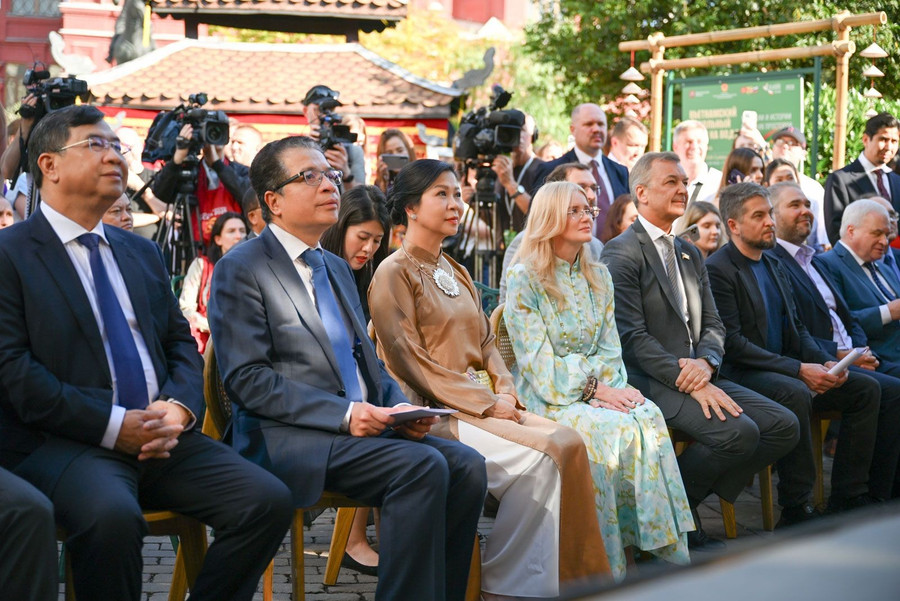 cac-dai-bieu-tham-gia-le-khai-mac-tai-quang-truong-manezhnaya.jpg