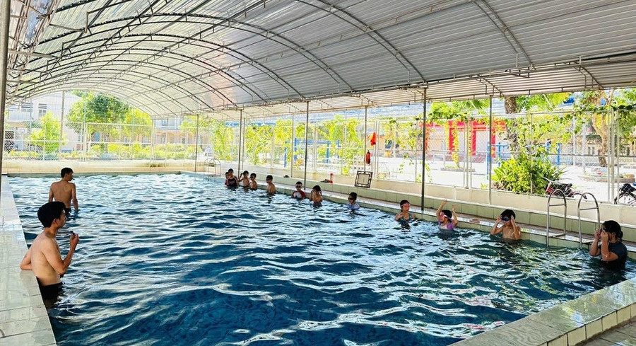 Học sinh Hà Tĩnh tham gia các lớp dạy bơi trong dịp hè. Ảnh: B.H