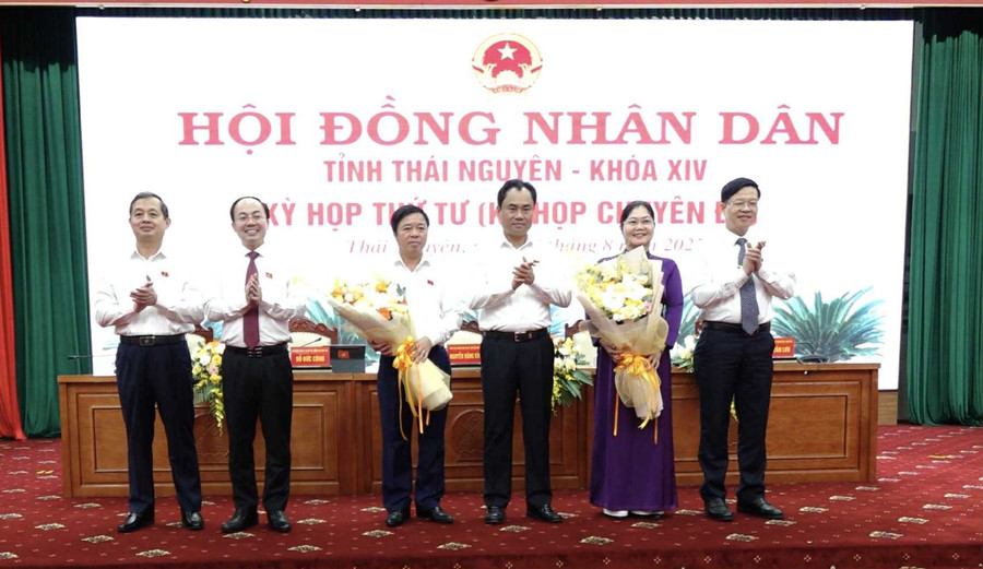 Lãnh đạo tỉnh Thái Nguyên tặng hoa chúc mừng.