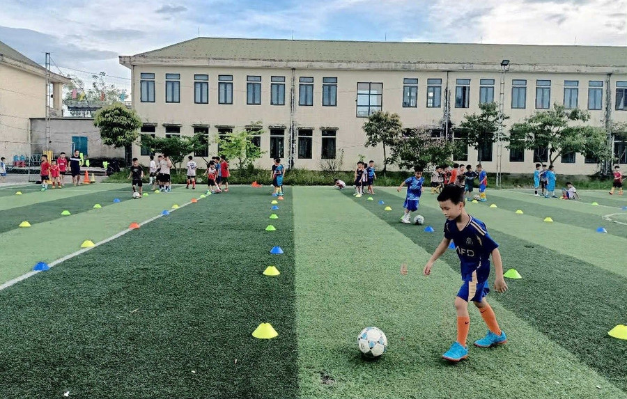 Học sinh tham gia lớp bóng đá tại Trường THCS Nguyễn Hoành Từ (Hà Huy Tập, Hà Tĩnh). Ảnh: Lý Nam sinh-hoat-he-soi-noi-keo-tre-xa-man-hinh-dien-tu-1.jpg