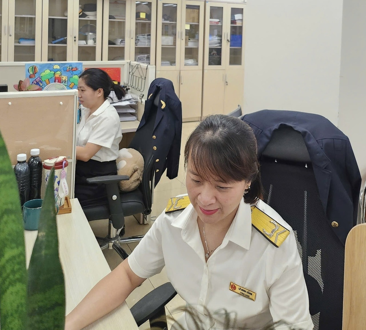 Sự tâm huyết của những cán bộ thuế như Lê Minh Hằng đang góp phần đưa ngành Thuế khẳng định vị thế tiên phong trong ứng dụng công nghệ. Ảnh: TN.