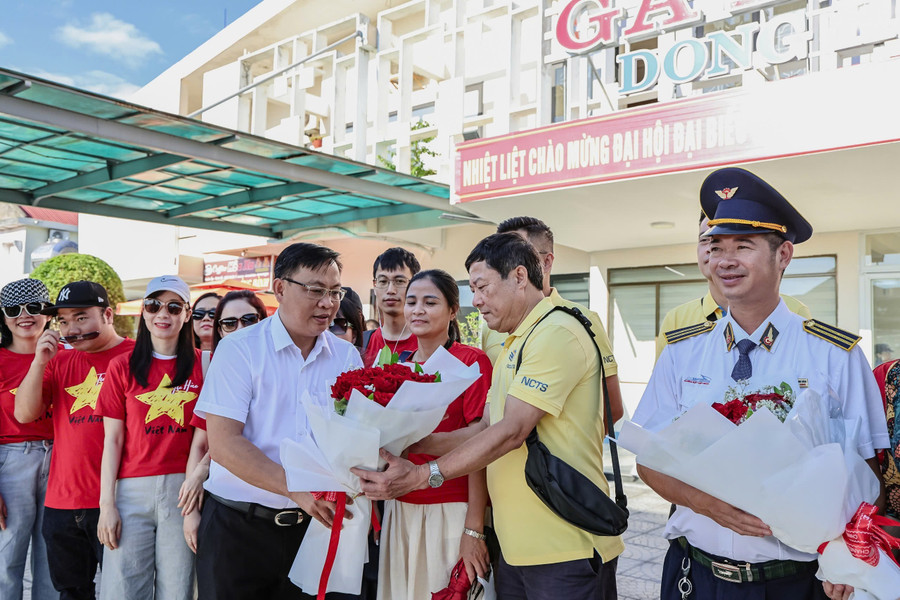 Đại diện Sở Văn hóa - Thể thao và Du lịch cùng Trung tâm Xúc tiến Du lịch Quảng Trị tặng hoa, quà lưu niệm đến hành khách.