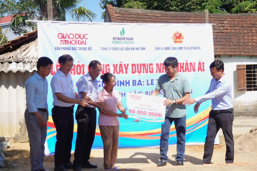 Các nhà tài trợ thông qua Báo GD&TĐ hỗ trợ số tiền 60 triệu đồng. 2.jpg