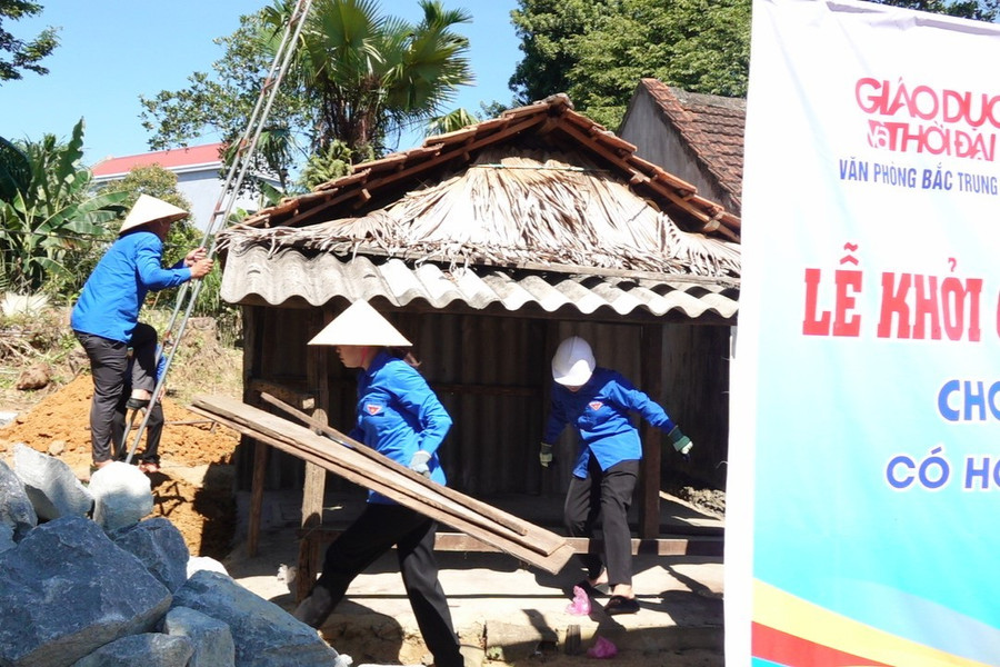 Đoàn Thanh niên xã Kỳ Thượng hỗ trợ gia đình bà Hoa tiến hành tháo dỡ nhà cũ để xây dựng sau lễ khởi công. 5.jpg