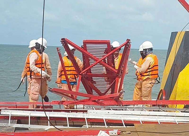 EVNNPT hỗ trợ lắp đặt cột thép trên biển