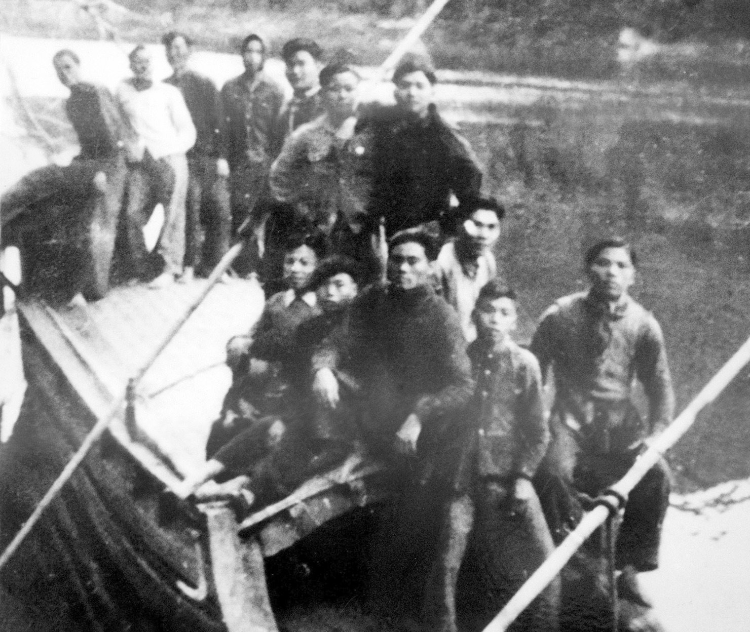 Cán bộ, công nhân Nhà máy in tiền di chuyển máy móc, thiết bị in tiền lên Tuyên Quang vùng ATK, đầu năm 1947