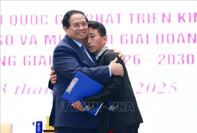 Thủ tướng Phạm Minh Chính động viên Trưởng bản Mùa A Thi, người đã cứu 90 người dân bản Háng Pu Xi, xã Xa Dung, tỉnh Điện Biên khỏi thảm họa lũ quét, sạt lở đất rạng sáng 1/8 vừa qua.