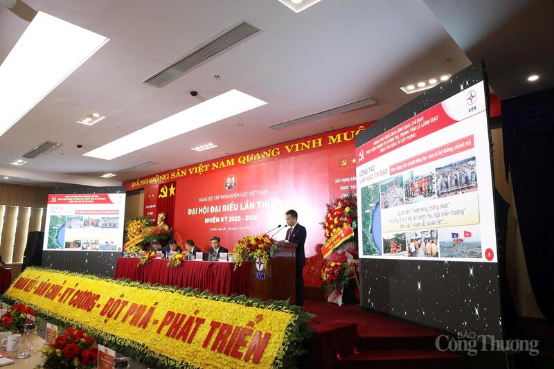Ông Nguyễn Tuấn Tùng - Bí thư Đảng ủy, Chủ tịch HĐTV EVNNPT trình bày tham luận tại Đại hội đại biểu Đảng bộ EVN nhiệm kỳ 2025-2030